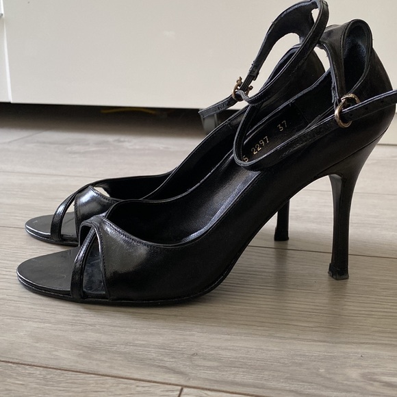 Black leather open toe heels for holiday outfit - Picture 2 of 7